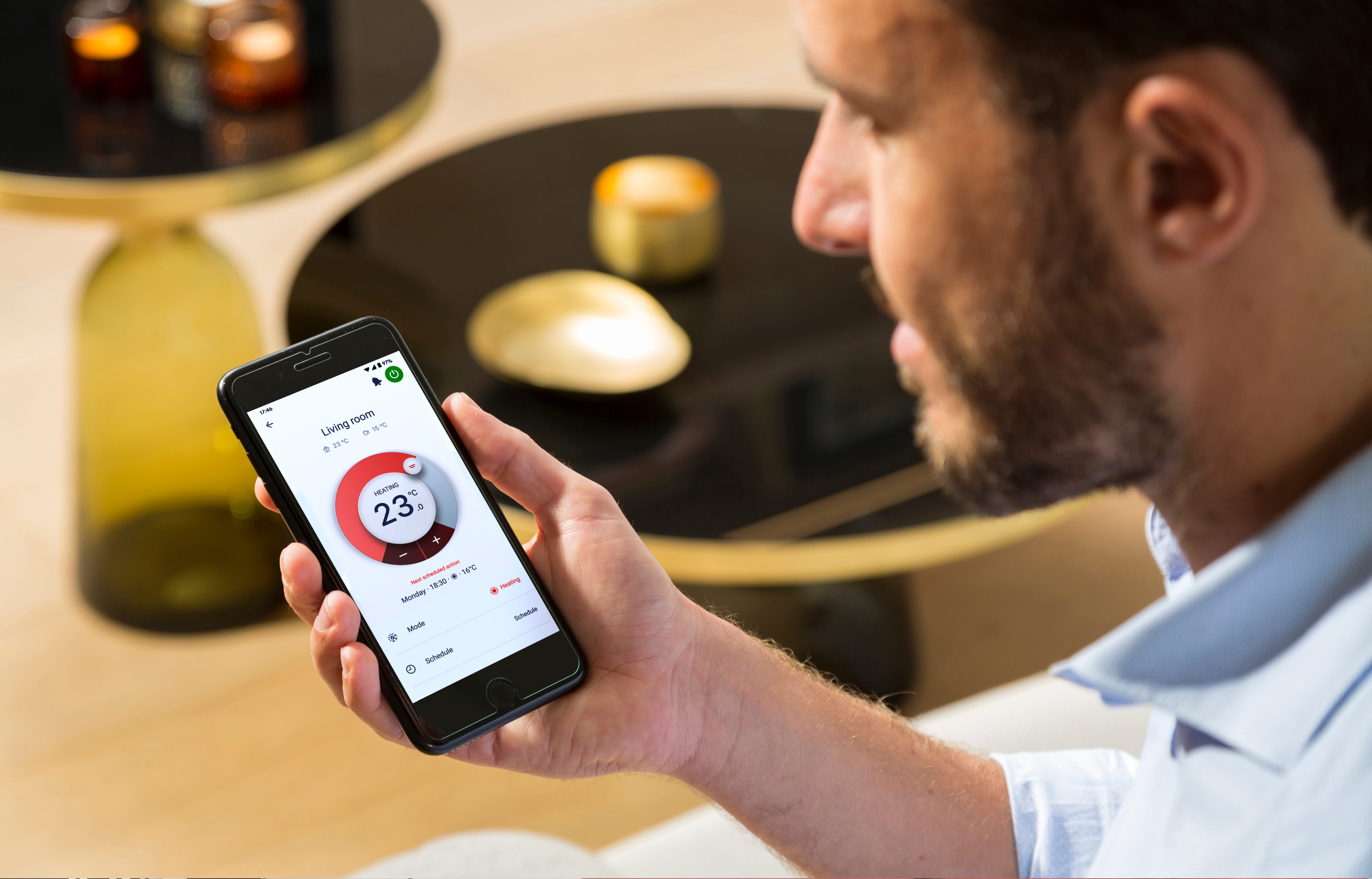 Man using the Onecta app on his smartphone